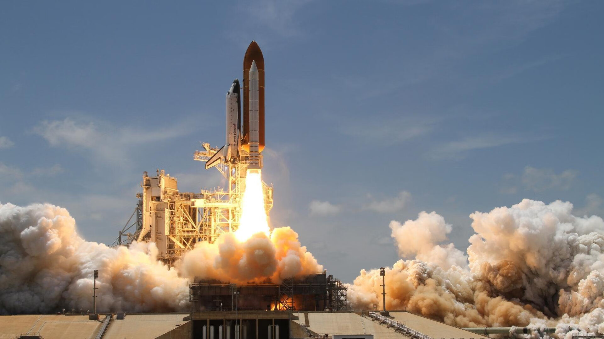 开云官网-“伊万·戈梅斯的强硬防守与进攻意识，成为美洲狮队的中坚力量”